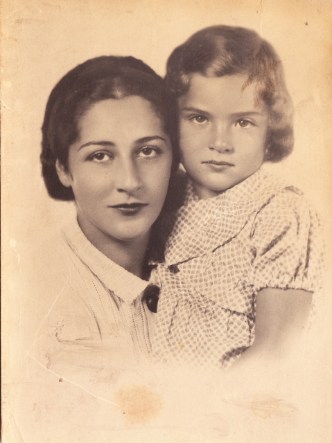Aniouta Strouzer et sa fille Lucie. Vers 1935